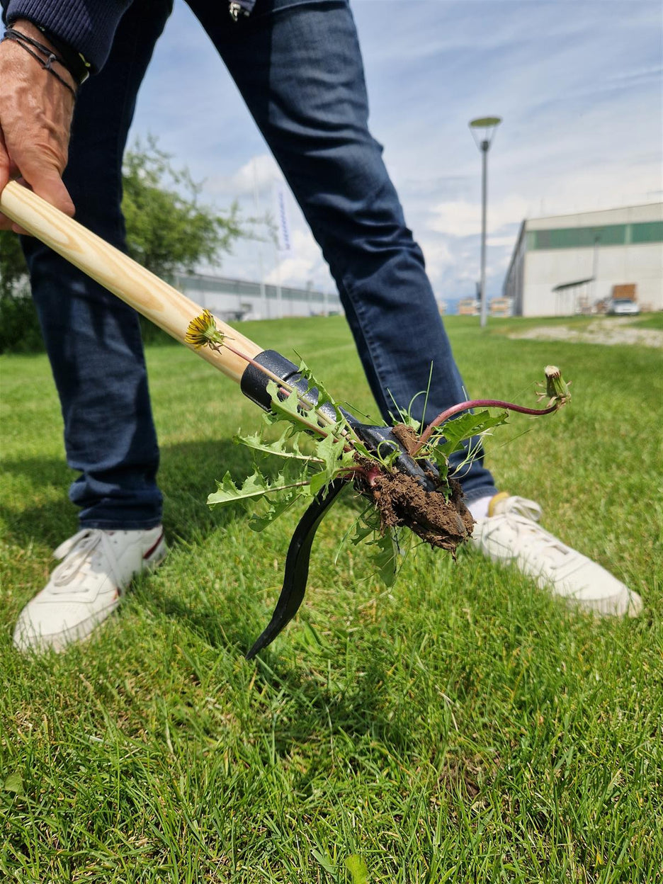 Krinner Unkrautkralle mit Unkraut in der Kralle