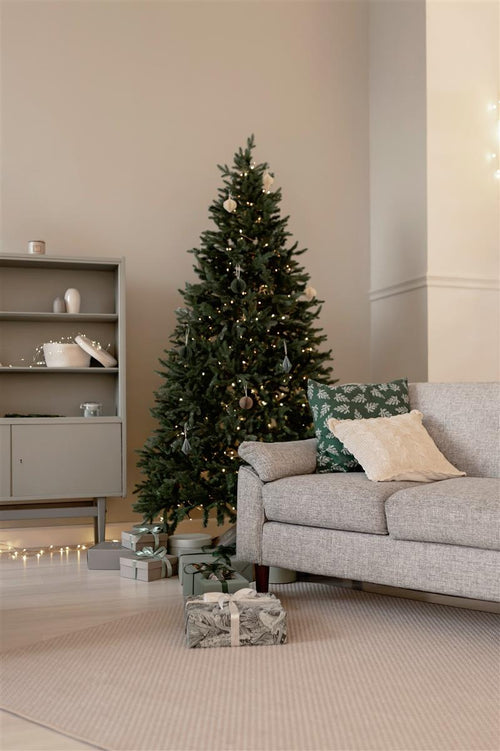 Krinner Comfort Grip M Christbaumständer mit geschmücktem Tannenbaum im Wohnzimmer