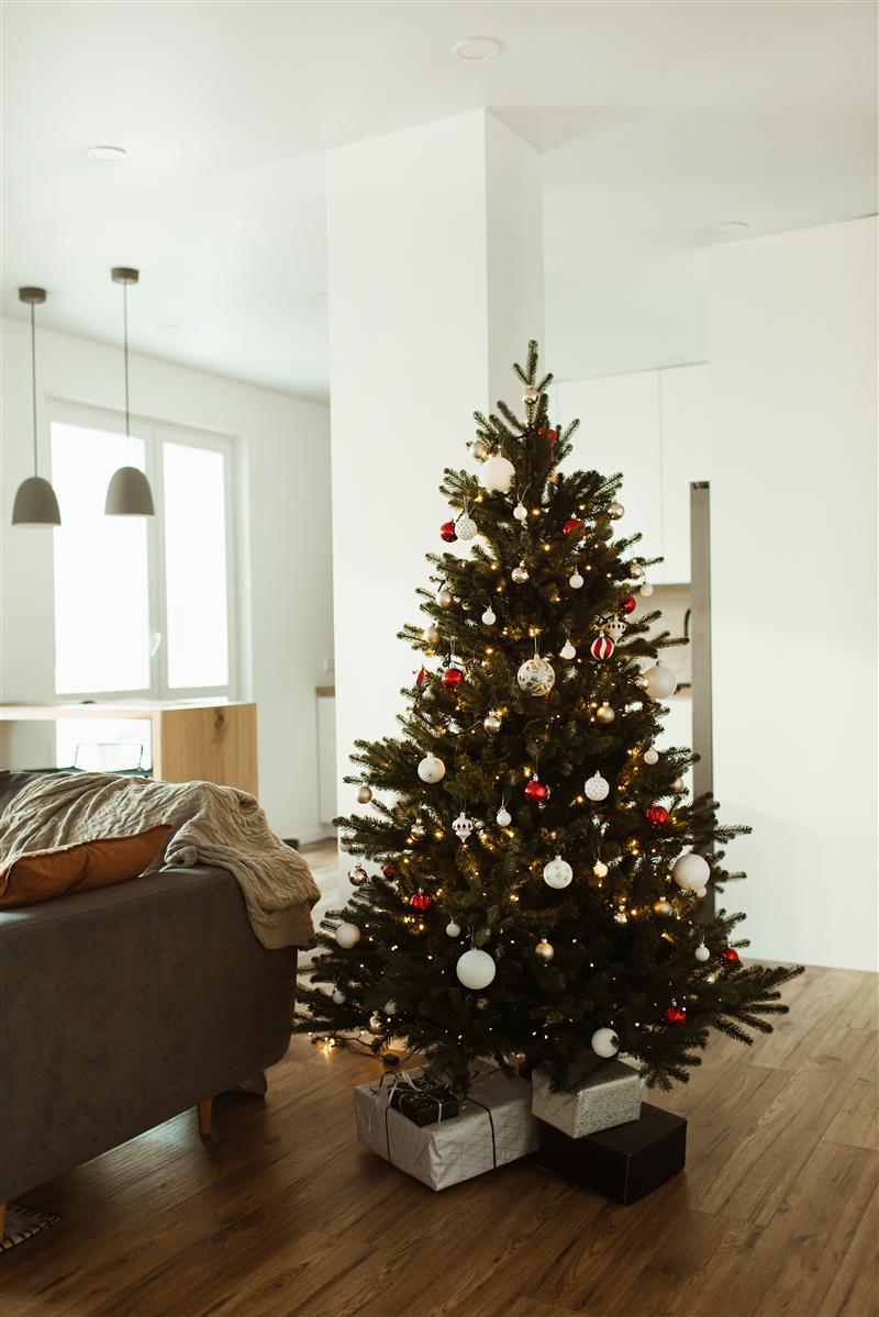 Krinner Christbaumständer Ultra Grip L mit geschmückten Weihnachtsbaum