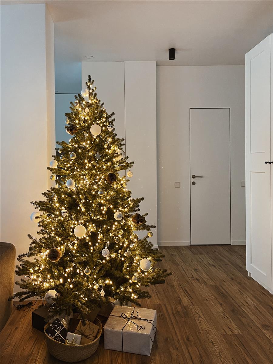 Krinner Christbaumständer Comfort Grip S mit geschmücktem und leuchtenden Weihnachtsbaum
